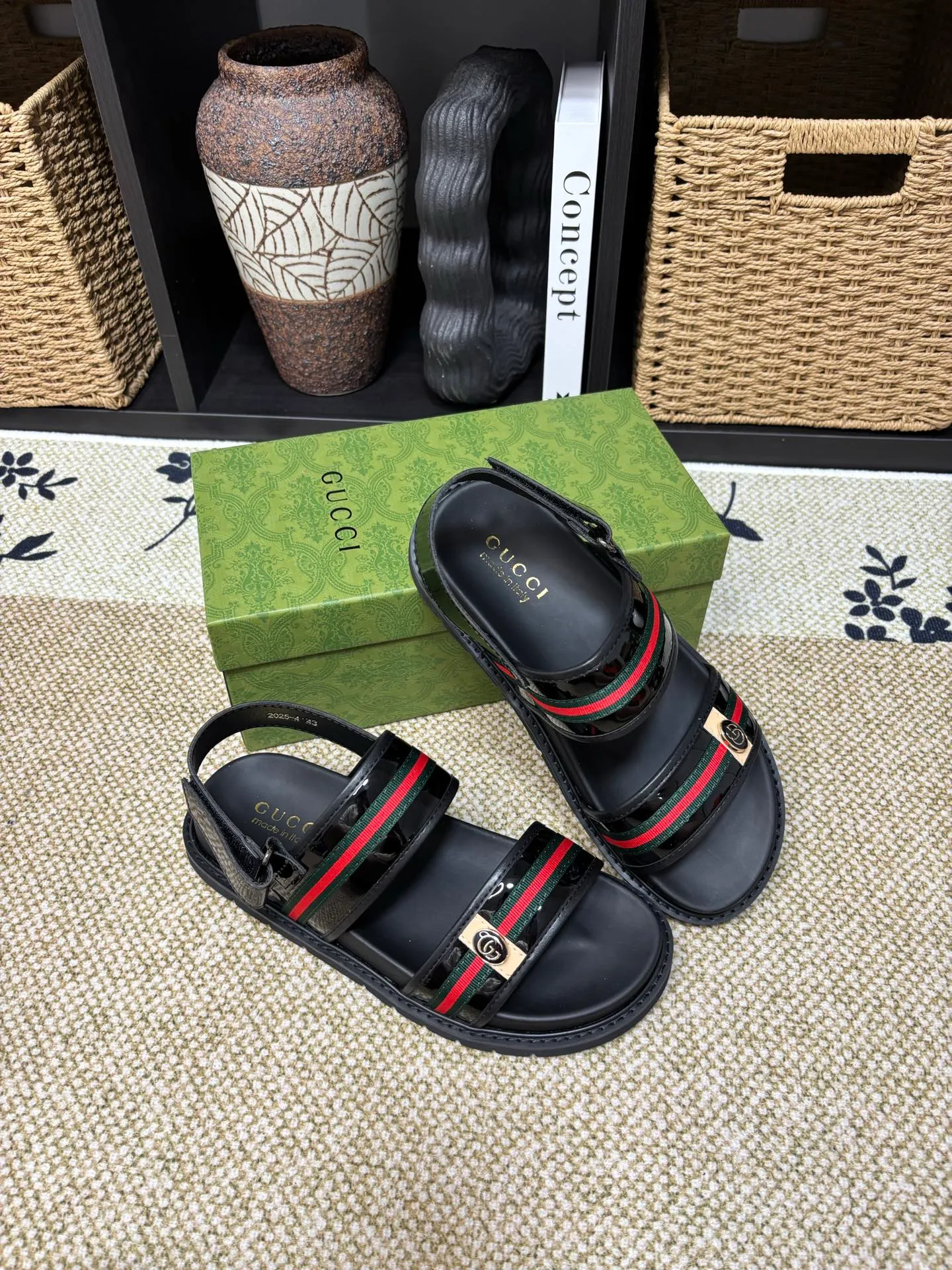 Factory 💰 300 yuan Gucci slippers] high-end men's shoes brand official website 1:1 latest masterpiece: original mold customization, the fabric is made of imported original materials, upgraded outsole, lighter and non-slip. The market's top quality, simple yet tasteful, a must-have for fashionistas, fashionable at your feet, full of confidence, the same style at the counter 👍The season of summer slippers is here. Code: 38-45 (45 customized)